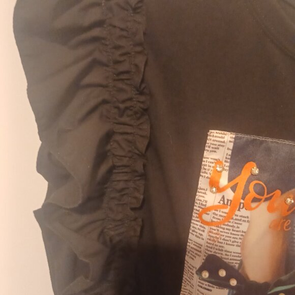 Why Dress You Are Cute Shoe Bling Pearl Newspaper Ruffle Sleev Black Crew Top XL - Picture 3 of 5